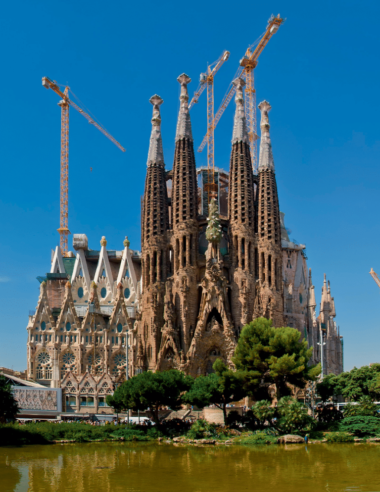 GAUDIS HOVEDVÆRK – DEN STADIG IKKE ULDFØRTE KATEDRAL SAGRADA FAMILIA, ER ET SPEKTAKULÆRT SYN – BÅDE PÅ AFSTAND OG NÅR KIRKEN BESØGES